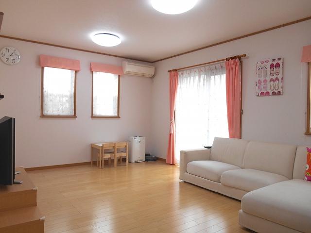 Living. Bright and spacious living room. In floor heating 2 Tsuratsuki, It is warm in winter. 