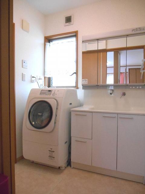 Wash basin, toilet. Spacious washroom. It is possible to move quickly from the kitchen, Housework, you can comfortably. 