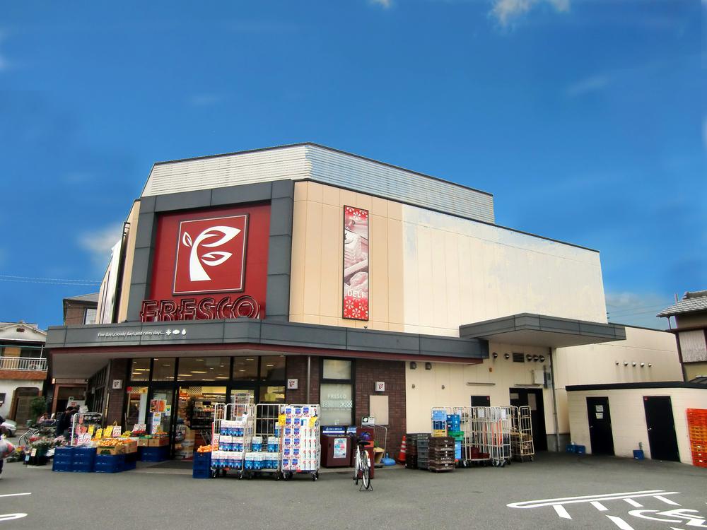 Supermarket. Fresco stuck to 470m fresh food to fresco Shin'noe shop, Convenient because it can go to also buy immediately when there was a steep shopping and buy forget because it is open 24 hours a day.