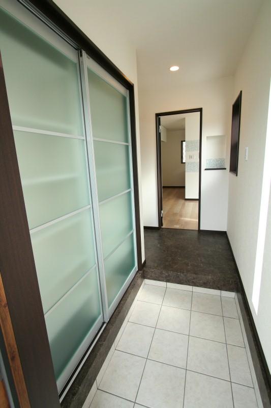 Entrance. It will not be stuck in the front door storage equipped with a large shoe box. And fashionable artificial marble floor is a luxurious space (No. 1 destination reference)