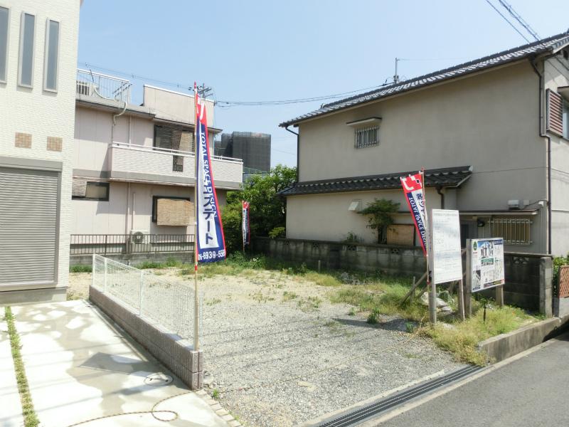 Local appearance photo. The brighter the room very in sunlight from the front road. It will reproduce an open interior space.