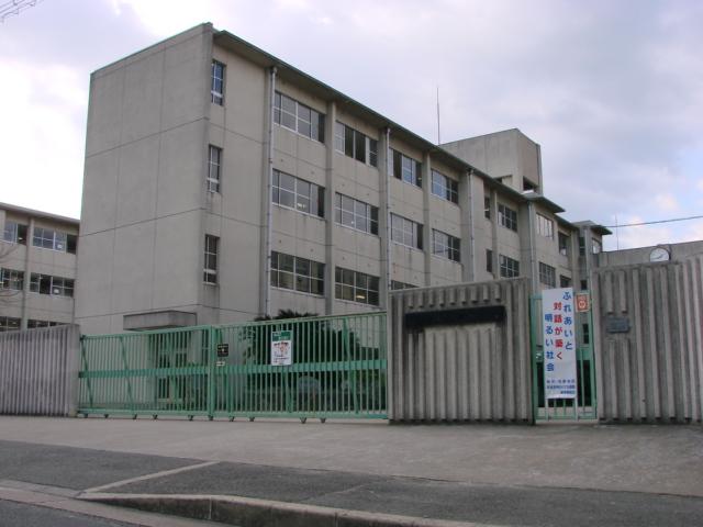 Junior high school. Hirakata Municipal Nagaonishi until junior high school 1726m