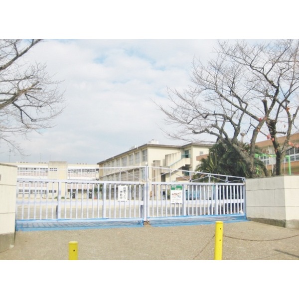 Primary school. 833m to Hirakata Municipal Tonoyama first elementary school (elementary school)