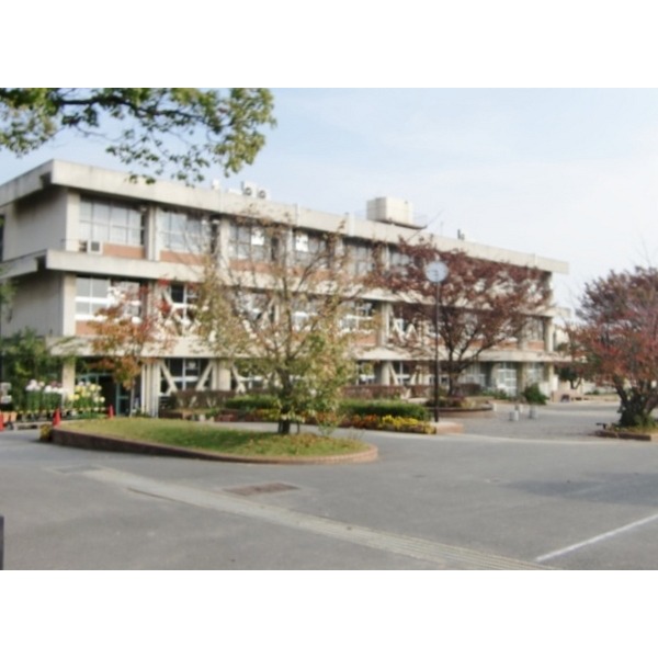 Junior high school. Hirakata Municipal first junior high school (junior high school) up to 843m