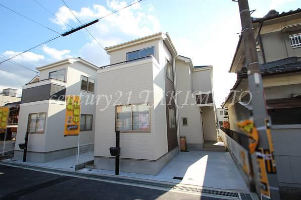 Local photos, including front road. Strong siding used in the dirt on the outer wall!