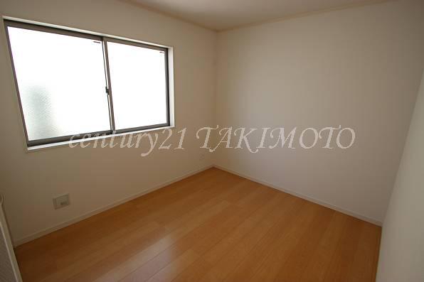 Non-living room. Clean also the room in all room with storage!