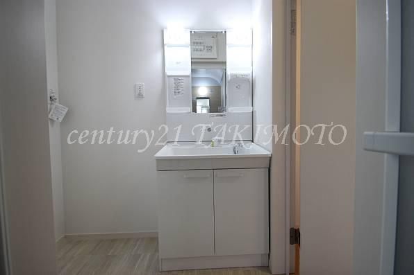 Wash basin, toilet. Convenient Shampoo dresser!