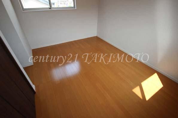 Non-living room. Bright two-plane daylight Western-style.