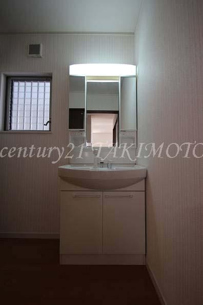 Wash basin, toilet. Storage rich and convenient wash basin! !