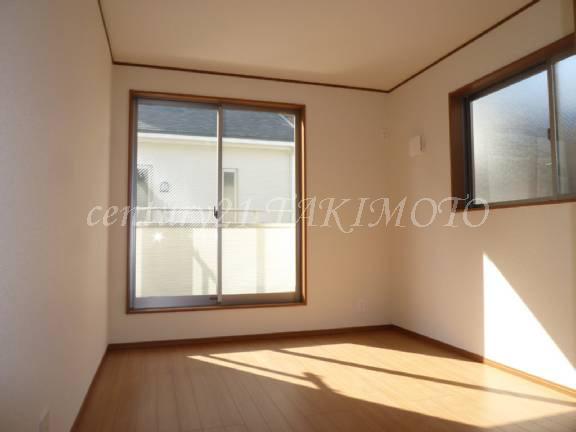 Same specifications photos (Other introspection). Bright two-plane daylight Western-style.