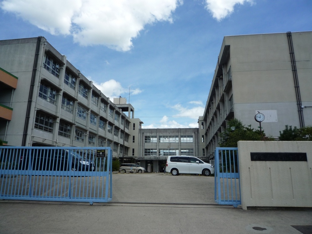 Junior high school. 966m until the Hirakata municipal Nagao junior high school (junior high school)
