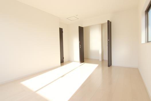 Same specifications photos (Other introspection). Same specifications photo (Western-style A) a large closet in each room!