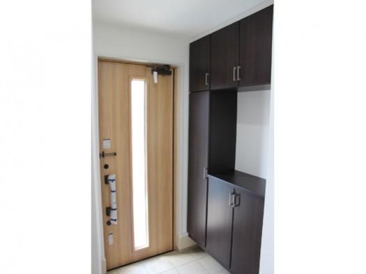 Same specifications photos (Other introspection). Same specifications photos (entrance) large with shoes BOX is the front door