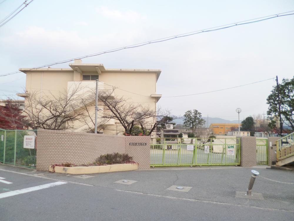 Primary school. Hirakata 817m to stand Kasuga Elementary School