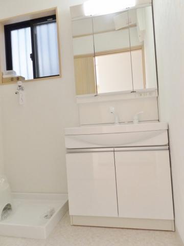 Wash basin, toilet. Wash basin