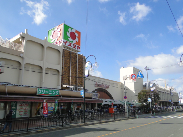 Shopping centre. Izumiya Hirakata shop until the (shopping center) 414m