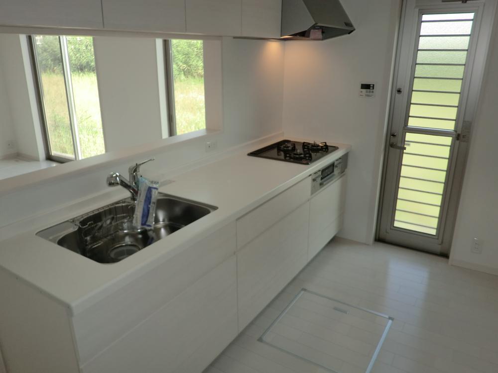 Kitchen. Local photo (kitchen) Slide storage! Water purifier with shower!