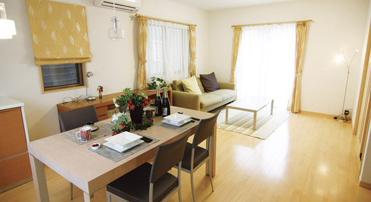 Same specifications photos (living). Bright and airy living. It is placed a large dining table, A spacious living room dining room, Perfect for child-rearing generation time is often spent in the family (our example of construction)