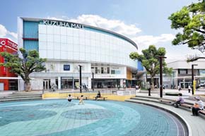 Shopping centre. Kuzunoha until Mall 2000m Izumiya ・ Keihan Department ・ Daiei, Inc. ・ Aligned and 170 specialty stores. Grocery ・ Clothing ・ Day have supplies and uniform, Perfect for day-to-day shopping and weekend getaway spots. You can play all day with the whole family