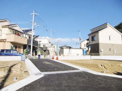 Local photos, including front road. Local neighborhood is a quiet street. Because next to Building interval also broad, It can send a calm life Local (August 2011) shooting