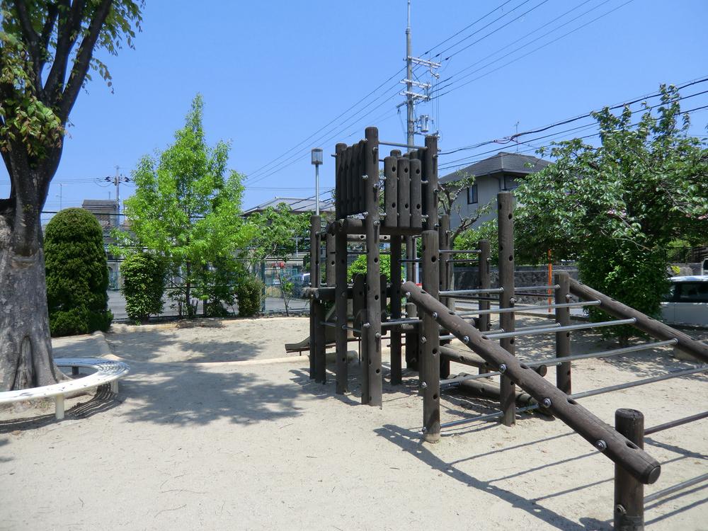 park. Plain park go at 220m 3-minute walk to the park every day of the playground of the children