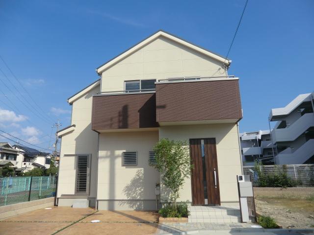 Local appearance photo. Model house with a bright living room with a vaulted ceiling Please visit the site