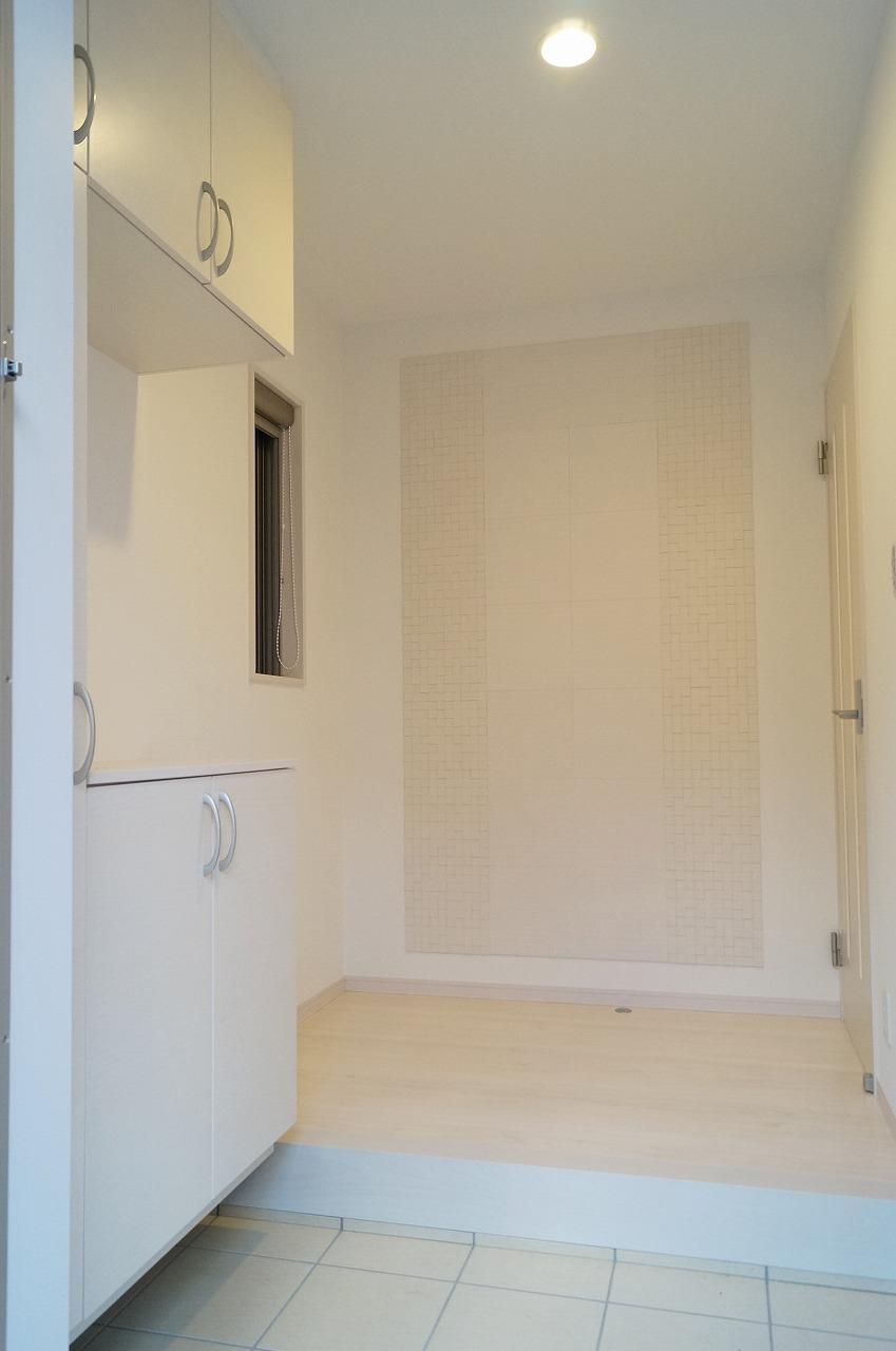 Entrance. Local photos (entrance) Stylish moisture absorption tiles on the wall of the front! With shoes BOX is the front door!