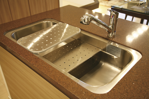 Kitchen.  [Utility sink] Also spread cooking space by the use of a slide plate and draining plate, Wide sink of about 90cm that can be used for multi-purpose has been adopted (same specifications)