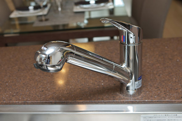 Kitchen.  [Water purifier integrated single lever faucet] In the water purification cartridge only to regularly exchange, Always delicious water purifier integrated faucet to supply. Since pulled out of the nozzle, You can also wash up every nook and corner of the sink (same specifications)