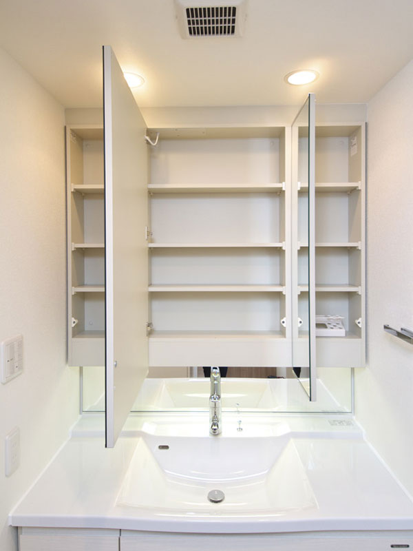 Bathing-wash room.  [Three-sided mirror back storage] On the back side of the vanity of the three-sided mirror, Such as cosmetics and hair-dryer, Space that can store plenty of accessories is provided (same specifications)