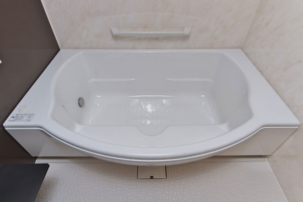 Bathing-wash room.  [Wide bathtub] Adopt a large tub provided with a special round shape and step. You can also feel free to son-in-law fun the sitz bath. In addition, since low-floor can cross safely (same specifications)