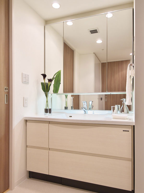 Bathing-wash room.  [Vanity room] This hotel is like vanity room to produce a graceful living (G type model room)