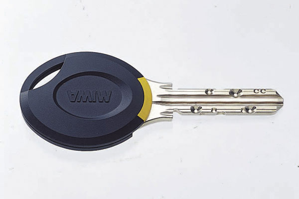 Security.  [Non-contact key] Entrance of the auto-lock can be locked and unlocked by simply holding the key to the operation panel, This is useful when you have a luggage (conceptual diagram)