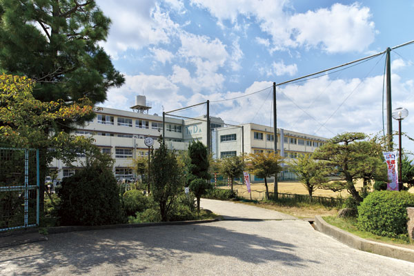 Surrounding environment. Hirakata City Tsuda Junior High School (14 mins ・ About 1100m)