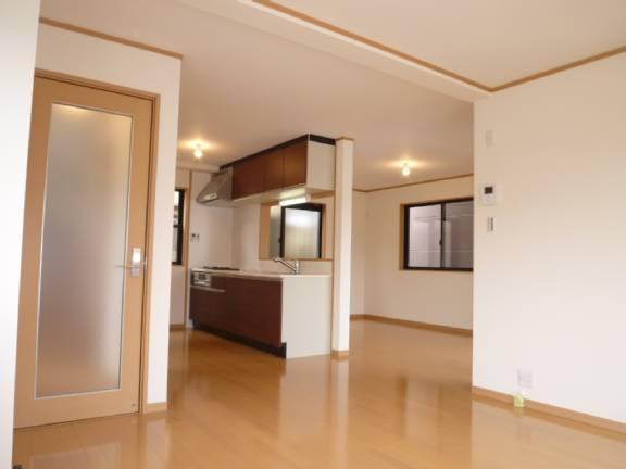 Living. Living room is a convenient face-to-face kitchen that can be passed seen.