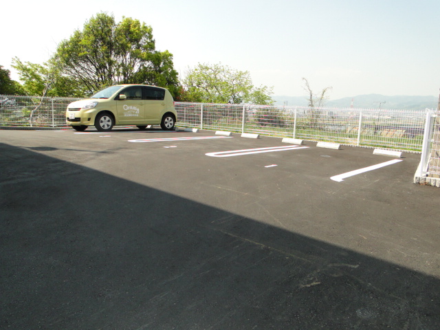 Parking lot. Parking is also available on a monthly basis 10500 yen. 