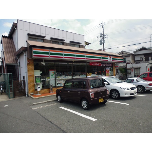 Convenience store. Seven-Eleven Hirakata outlet store up (convenience store) 529m