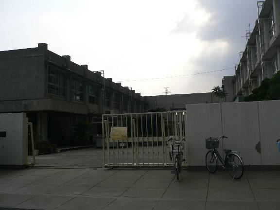 Primary school. Hirakata Municipal Fujisaka to elementary school 227m