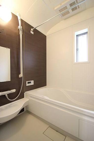 Bathroom. Spacious bathroom is 1 tsubo type! !