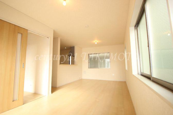 Living. L-shaped face-to-face kitchen is also convenient!