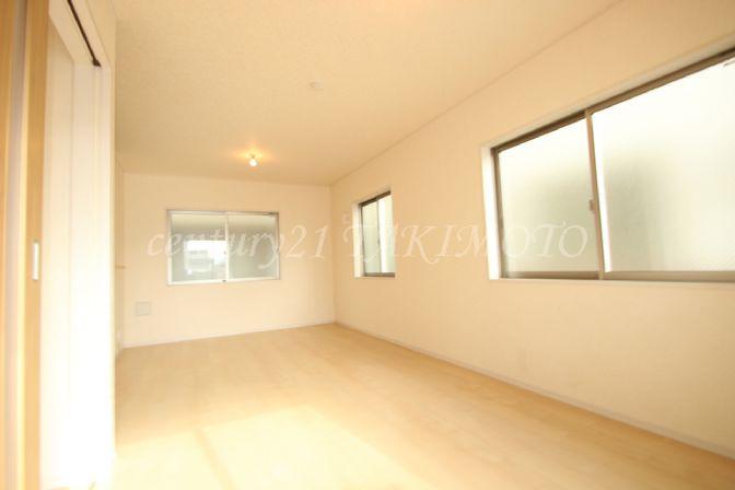 Non-living room. The living, It is during the day bright and comes with large windows 3 Tsumo!