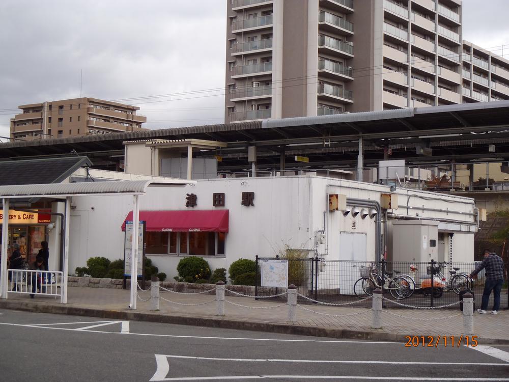 station. JR Gakkentoshisen to "Tsuda" 1080m