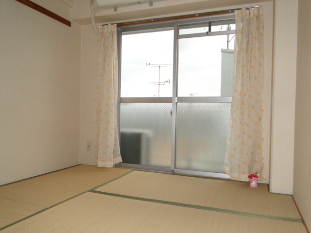 Living and room. After all tatami rooms, It will settle down somehow. 