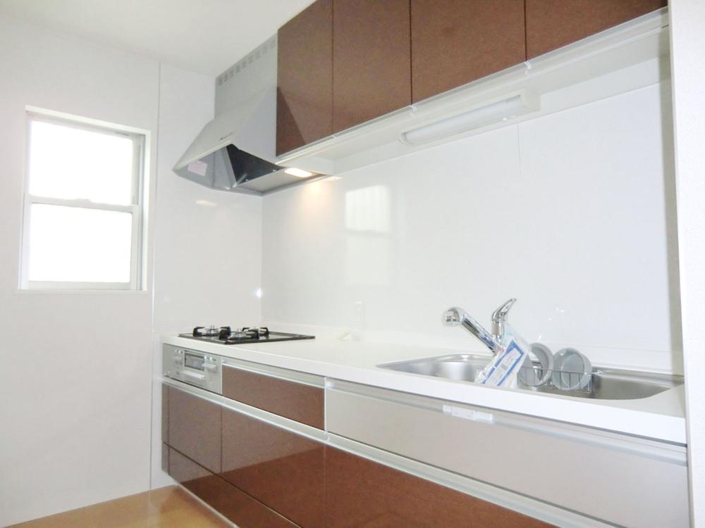 Same specifications photo (kitchen). Same specifications photo (kitchen) Slide storage! Water purifier with shower!