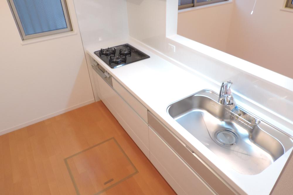 Kitchen. Local photo (kitchen) Slide storage! Water purifier with shower!