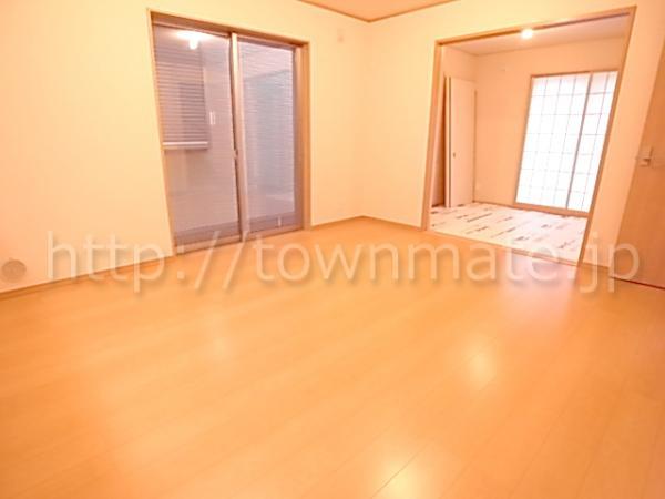 Same specifications photos (living). Yang per good on the south-facing living room