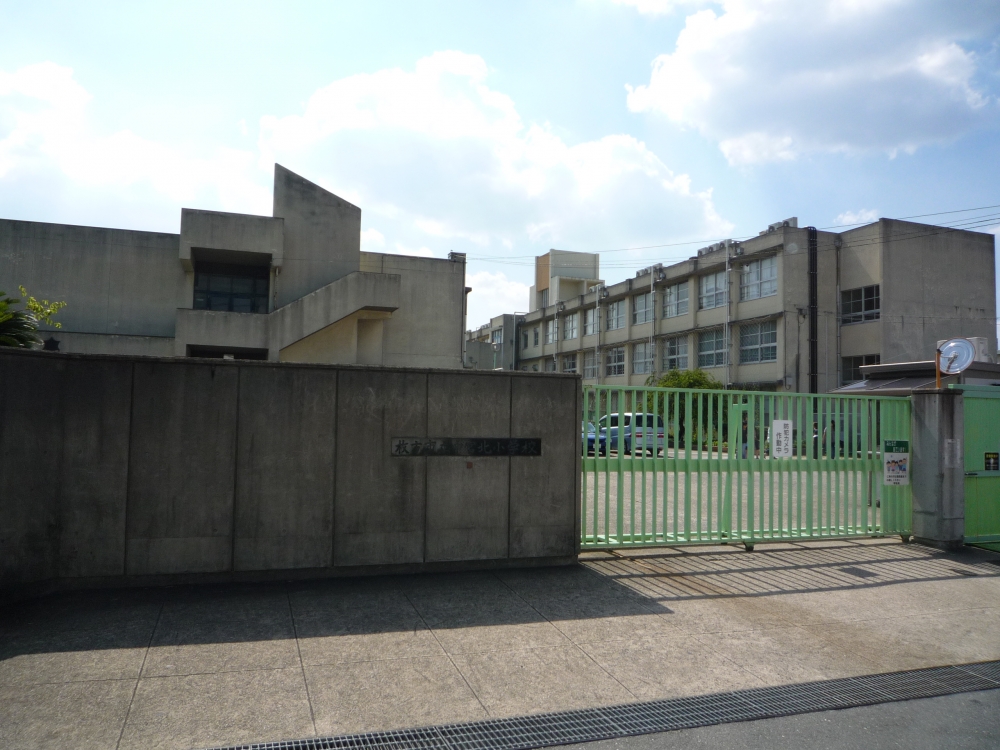 Primary school. Hirakata Municipal Nakamiyakita elementary school (elementary school) up to 500m