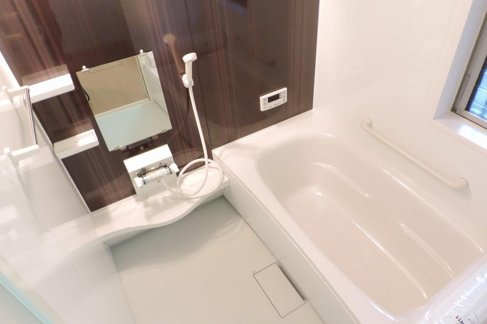 Bathroom. Local photo (bathroom)