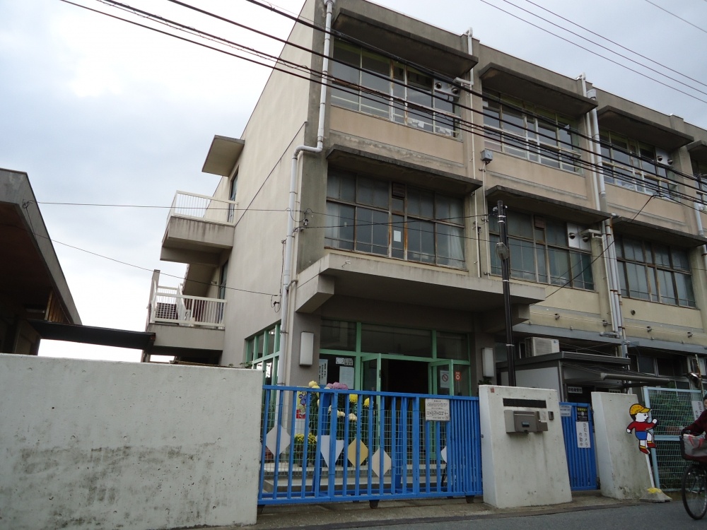 Primary school. 180m until the Hirakata municipal Yamada Elementary School (elementary school)