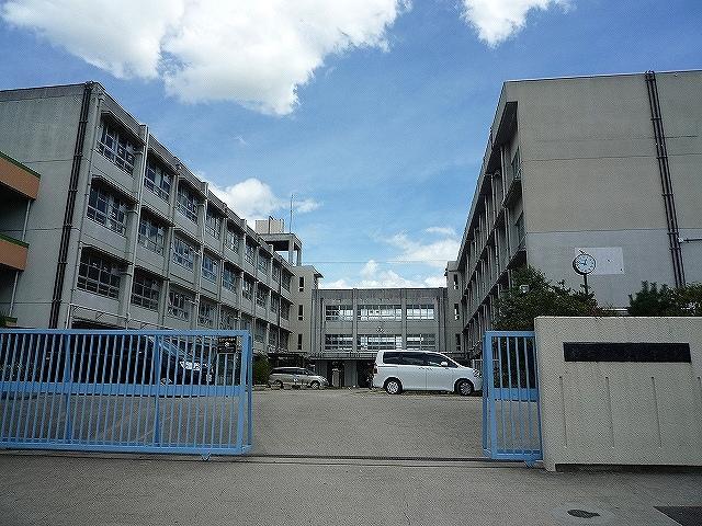 Junior high school. 1295m until the Hirakata municipal Nagao junior high school (junior high school)